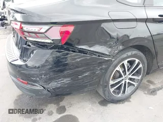 2024 Volkswagen Jetta Sport z VIN 3VWBM7BU0RM050426, wystawiony jako IAAI lot #42213683 z przebiegiem 29 940 mil mil oraz . Historia ofert i sprzedaży dostępna na DreamBid. Obrazek 6.