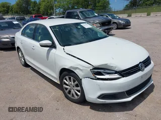 2014 Volkswagen Jetta SE with VIN 3VWD07AJXEM333132, listed as a IAAI auction lot 42637022 with 157,113 mi miles and . Bid and sale history available at DreamBid. Image 1.