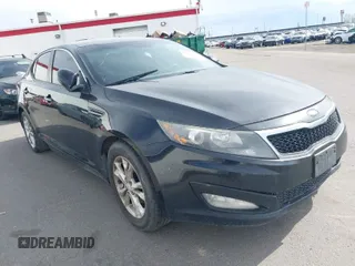 2013 Kia Optima LX z VIN 5XXGM4A79DG129543, wystawiony jako IAAI lot #41955231 z przebiegiem 233 357 mil mil oraz . Historia ofert i sprzedaży dostępna na DreamBid. Obrazek 1.