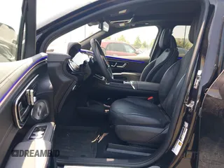 2023 Mercedes-Benz EQS 580 z VIN 4JGDM4EB5PA018484, wystawiony jako IAAI lot #42451530 z przebiegiem 24 293 mil mil oraz . Historia ofert i sprzedaży dostępna na DreamBid. Obrazek 5.