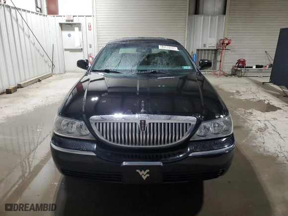 2009 Lincoln Town Car Signature Limited with VIN 2LNHM82V09X612644, listed as a Copart auction lot 44580505 with 124,231 mi miles and Clean Title. Bid and sale history available at carsss.com. Image 5.