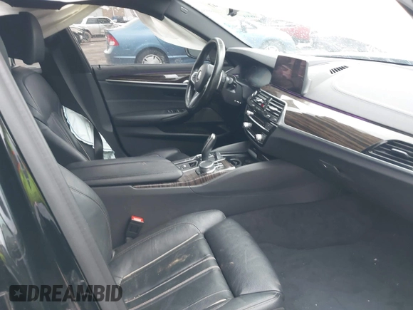 2019 BMW 5 Series M550i xDrive z VIN WBAJB9C53KB464754, wystawiony jako IAAI lot #42116407 z przebiegiem 156 418 mil mil oraz . Historia ofert i sprzedaży dostępna na DreamBid. Obrazek 5.