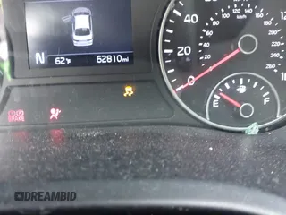 2020 Kia Optima LX z VIN 5XXGT4L31LG418136, wystawiony jako IAAI lot #42048290 z przebiegiem 62 810 mil mil oraz . Historia ofert i sprzedaży dostępna na DreamBid. Obrazek 7.