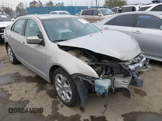 2010 Ford Fusion SE z VIN 3FAHP0HA1AR305042, wystawiony jako IAAI lot #42004160 z przebiegiem 131 678 mil mil oraz . Historia ofert i sprzedaży dostępna na DreamBid. Obrazek 1.