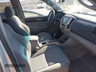 2006 Toyota Tacoma z VIN 5TELU42N56Z232703, wystawiony jako IAAI lot #41689447 z przebiegiem 171 801 mil mil oraz . Historia ofert i sprzedaży dostępna na DreamBid. Obrazek 5.