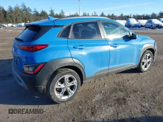2022 Hyundai Kona SEL z VIN KM8K6CAB3NU923125, wystawiony jako IAAI lot #41014092 z przebiegiem 16 697 mil mil oraz . Historia ofert i sprzedaży dostępna na DreamBid. Obrazek 4.