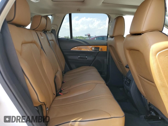 2011 Lincoln MKX z VIN 2LMDJ8JKXBBJ32276, wystawiony jako Copart lot #55921665 z przebiegiem 138 227 mil mil oraz Szkoda całkowita • Salvage title. Historia ofert i sprzedaży dostępna na DreamBid. Obrazek 10.