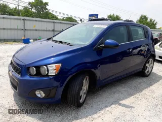 2014 Chevrolet Sonic LTZ z VIN 1G1JE6SB0E4220738, wystawiony jako Copart lot #55490553 z przebiegiem 168 754 mil mil oraz Czysty tytuł • Clean title. Historia ofert i sprzedaży dostępna na DreamBid. Obrazek 1.
