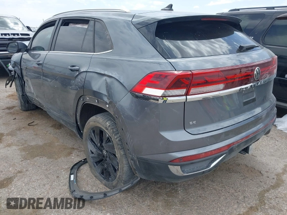 2024 Volkswagen Atlas SE z VIN 1V2JE2CA1RC252078, wystawiony jako IAAI lot #42061482 z przebiegiem 10 396 mil mil oraz . Historia ofert i sprzedaży dostępna na DreamBid. Obrazek 3.