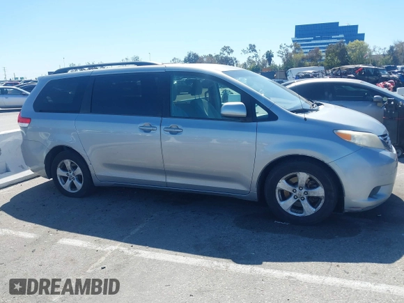 2014 Toyota Sienna LE AAS z VIN 5TDKK3DC9ES453868, wystawiony jako IAAI lot #41816259 z przebiegiem 169 468 mil mil oraz . Historia ofert i sprzedaży dostępna na DreamBid. Obrazek 13.