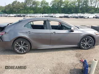 2018 Toyota Camry LE z VIN 4T1B11HK7JU033701, wystawiony jako IAAI lot #42417229 z przebiegiem 49 977 mil mil oraz . Historia ofert i sprzedaży dostępna na DreamBid. Obrazek 13.