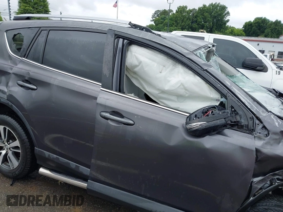 2018 Toyota RAV4 XLE z VIN JTMWFREV3JJ184752, wystawiony jako IAAI lot #42356452 z przebiegiem 79 532 mil mil oraz . Historia ofert i sprzedaży dostępna na DreamBid. Obrazek 14.