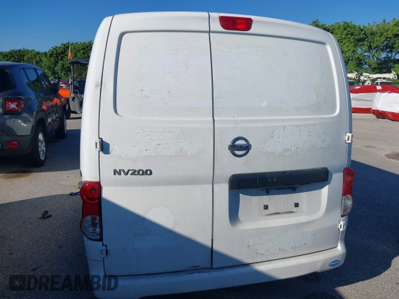2018 Nissan NV200 SV z VIN 3N6CM0KN2JK695468, wystawiony jako IAAI lot #41782357 z przebiegiem 95 087 mil mil oraz . Historia ofert i sprzedaży dostępna na DreamBid. Obrazek 16.