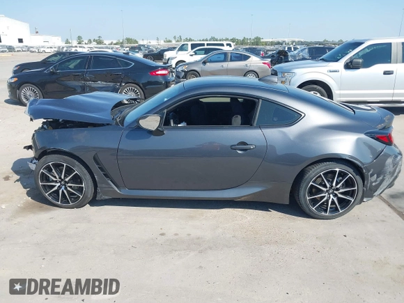 2023 Toyota 86 z VIN JF1ZNBB11P9765420, wystawiony jako IAAI lot #40588704 z przebiegiem Nie podano mil oraz . Historia ofert i sprzedaży dostępna na DreamBid. Obrazek 13.