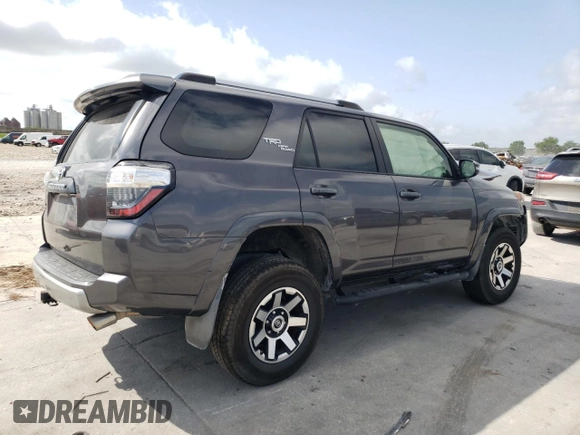 2018 Toyota 4Runner SR5 z VIN JTEBU5JR6J5485820, wystawiony jako Copart lot #57053075 z przebiegiem Nie podano mil oraz Szkoda całkowita • Salvage title. Historia ofert i sprzedaży dostępna na DreamBid. Obrazek 3.