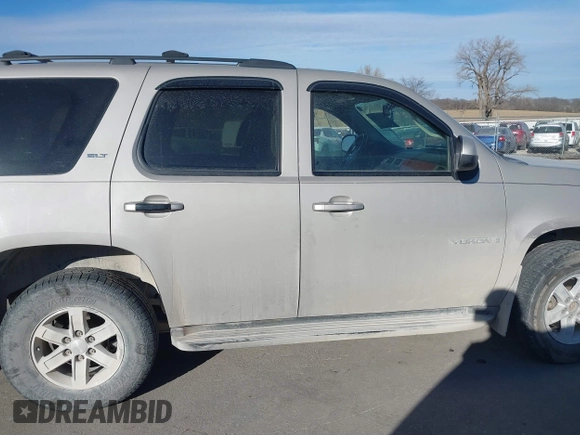 2009 GMC Yukon SLT w/4SA with VIN 1GKFK33039J117245, listed as a IAAI auction lot 41421302 with 199,864 mi miles. Bid and sale history available at carsss.com. Image 13.