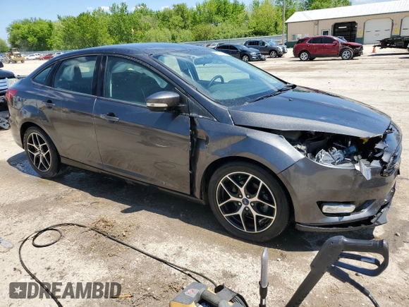 2018 Ford Focus SE z VIN 1FADP3F20JL257320, wystawiony jako Copart lot #55956435 z przebiegiem 26 919 mil mil oraz Szkoda całkowita • Salvage title. Historia ofert i sprzedaży dostępna na DreamBid. Obrazek 4.