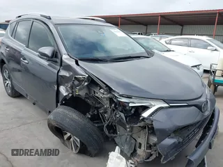 2018 Toyota RAV4 XLE z VIN JTMWFREV2JJ744177, wystawiony jako IAAI lot #42170476 z przebiegiem 65 193 mil mil oraz . Historia ofert i sprzedaży dostępna na DreamBid. Obrazek 1.