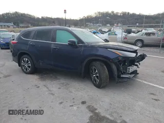 2022 Toyota Highlander XLE z VIN 5TDGZRBH0NS222652, wystawiony jako IAAI lot #41225666 z przebiegiem Nie podano mil oraz . Historia ofert i sprzedaży dostępna na DreamBid. Obrazek 1.
