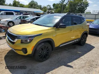 2022 Kia Seltos Nightfall with VIN KNDEUCA25N7285613, listed as a Copart auction lot 68997684 with 21,123 mi miles and Salvage Title. Bid and sale history available at carsss.com. Image 1.