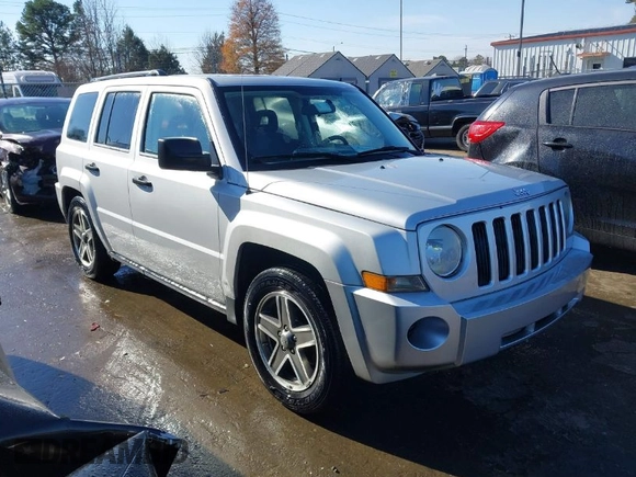 2008 Jeep Patriot Sport with VIN 1J8FT28W38D798125, listed as a IAAI auction lot 41004403 with 98,841 mi miles. Bid and sale history available at carsss.com. Image 1.