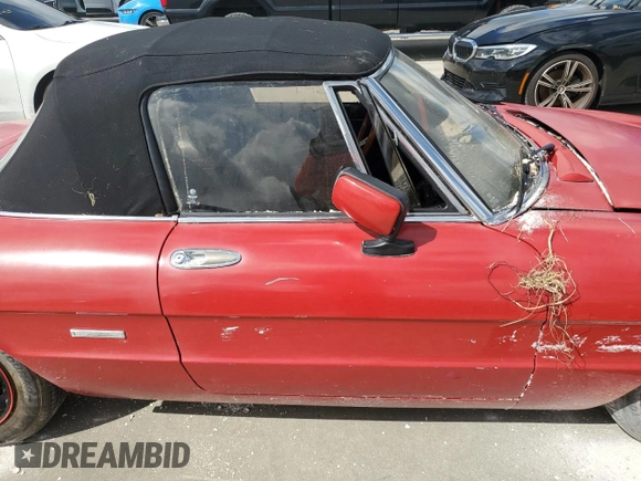 1988 Alfa Romeo Spider Graduate z VIN ZARBA5645J1062539, wystawiony jako Copart lot #75542014 z przebiegiem Nie podano mil oraz Szkoda całkowita • Salvage title. Historia ofert i sprzedaży dostępna na DreamBid. Obrazek 10.