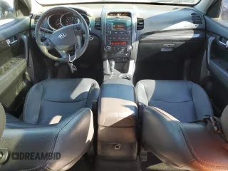 2013 Kia Sorento EX z VIN 5XYKUDA22DG335605, wystawiony jako Copart lot #47260645 z przebiegiem 175 314 mil mil oraz Szkoda całkowita • Salvage title. Historia ofert i sprzedaży dostępna na DreamBid. Obrazek 8.