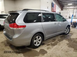 2012 Toyota Sienna LE AAS с VIN 5TDKK3DC6CS180529, выставлен на аукционе Copart как лот 55704195 с пробегом 140 470 миль миль и Чистый • Clean title. История ставок и продаж доступна на DreamBid. Изображение 3.