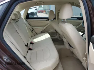 2014 Volkswagen Passat S z VIN 1VWAS7A33EC043895, wystawiony jako Copart lot #58200225 z przebiegiem 111 682 mil mil oraz Czysty tytuł • Clean title. Historia ofert i sprzedaży dostępna na DreamBid. Obrazek 10.