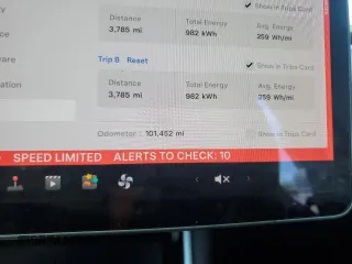 2019 Tesla Model 3 Mid Range z VIN 5YJ3E1EA7KF484369, wystawiony jako Copart lot #51605785 z przebiegiem 101 452 mil mil oraz Nie do naprawy • Non repairable. Historia ofert i sprzedaży dostępna na DreamBid. Obrazek 9.