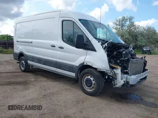 2024 Ford Transit Cargo z VIN 1FTBR1C84RKA32473, wystawiony jako IAAI lot #42438142 z przebiegiem 40 817 mil mil oraz . Historia ofert i sprzedaży dostępna na DreamBid. Obrazek 1.