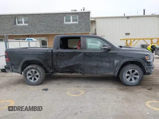 2019 Ram 1500 Rebel z VIN 1C6SRFLT6KN599362, wystawiony jako IAAI lot #41560018 z przebiegiem Nie podano mil oraz . Historia ofert i sprzedaży dostępna na DreamBid. Obrazek 13.