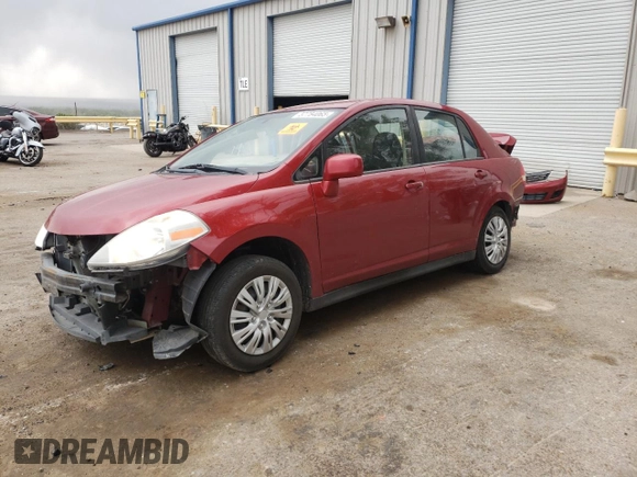 2011 Nissan Versa S z VIN 3N1BC1AP7BL463683, wystawiony jako Copart lot #57784065 z przebiegiem 110 937 mil mil oraz Szkoda całkowita • Salvage title. Historia ofert i sprzedaży dostępna na DreamBid. Obrazek 1.