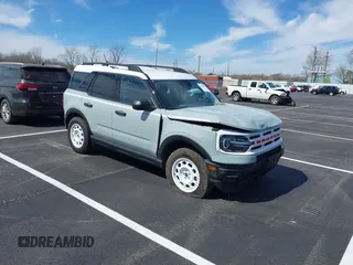 2023 Ford Bronco Sport Heritage z VIN 3FMCR9G69PRE19603, wystawiony jako IAAI lot #41810899 z przebiegiem 5 185 mil mil oraz . Historia ofert i sprzedaży dostępna na DreamBid. Obrazek 1.