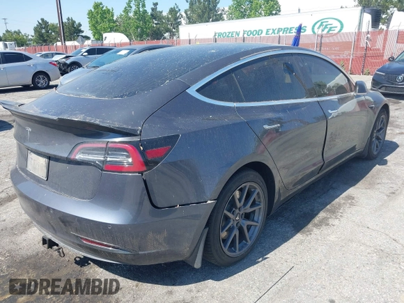 2020 Tesla Model 3 Standard Range Plus z VIN 5YJ3E1EA4LF597181, wystawiony jako IAAI lot #42283159 z przebiegiem 109 993 mil mil oraz . Historia ofert i sprzedaży dostępna na DreamBid. Obrazek 4.