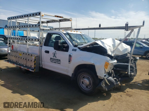 2017 Ford F-250 XL with VIN 1FTBF2A64HEB78868, listed as a Copart auction lot 72044544 with 148,215 mi miles and Salvage title. Bid and sale history available at DreamBid. Image 4.