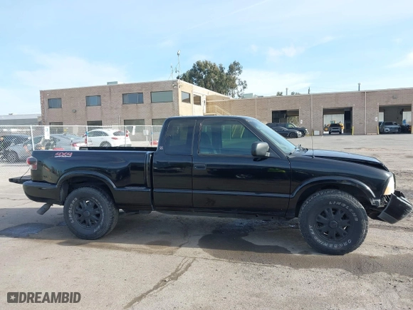 2001 GMC Sonoma SLS w/1SH Pkg with VIN 1GTDT19W018197275, listed as a IAAI auction lot 41604084 with 157,102 mi miles. Bid and sale history available at carsss.com. Image 14.