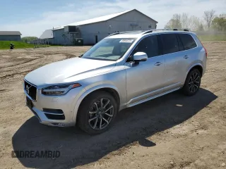 2017 Volvo XC90 Momentum z VIN YV4A22PK3H1109976, wystawiony jako Copart lot #56846725 z przebiegiem 129 619 mil mil oraz Czysty tytuł • Clean title. Historia ofert i sprzedaży dostępna na DreamBid. Obrazek 1.