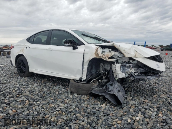2025 Toyota Camry LE z VIN 4T1DAACK4SU536541, wystawiony jako Copart lot #56383535 z przebiegiem Nie podano mil oraz Szkoda całkowita • Salvage title. Historia ofert i sprzedaży dostępna na DreamBid. Obrazek 4.
