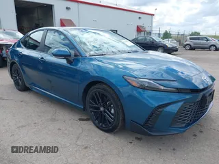 2025 Toyota Camry LE z VIN 4T1DAACK4SU518573, wystawiony jako IAAI lot #42368770 z przebiegiem 30 727 mil mil oraz . Historia ofert i sprzedaży dostępna na DreamBid. Obrazek 1.