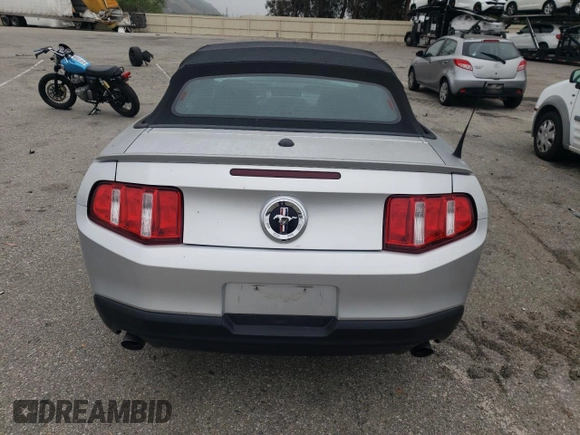 2011 Ford Mustang V6 z VIN 1ZVBP8EM9B5131834, wystawiony jako Copart lot #52545465 z przebiegiem 164 357 mil mil oraz Szkoda całkowita • Salvage title. Historia ofert i sprzedaży dostępna na DreamBid. Obrazek 6.