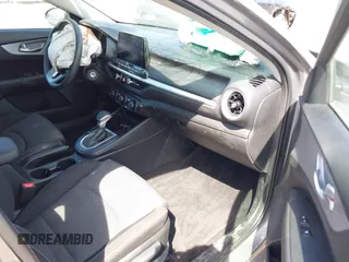 2024 Kia Forte LXS z VIN 3KPF24AD0RE713420, wystawiony jako IAAI lot #42091051 z przebiegiem 36 875 mil mil oraz . Historia ofert i sprzedaży dostępna na DreamBid. Obrazek 5.