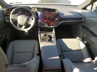 2024 Lexus RZ 300e Premium z VIN JTJABABBXRA001776, wystawiony jako Copart lot #76914814 z przebiegiem 1391 mil mil oraz Szkody całkowita. Historia ofert i sprzedaży dostępna na DreamBid. Obrazek 8.
