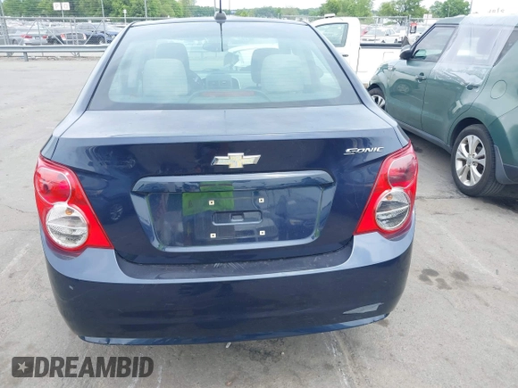 2015 Chevrolet Sonic LS z VIN 1G1JA5SH2F4114299, wystawiony jako IAAI lot #42078790 z przebiegiem 112 719 mil mil oraz . Historia ofert i sprzedaży dostępna na DreamBid. Obrazek 16.
