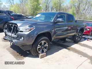 2018 Toyota Tacoma SR5 z VIN 3TMDZ5BN0JM051283, wystawiony jako IAAI lot #42008928 z przebiegiem 106 155 mil mil oraz . Historia ofert i sprzedaży dostępna na DreamBid. Obrazek 19.