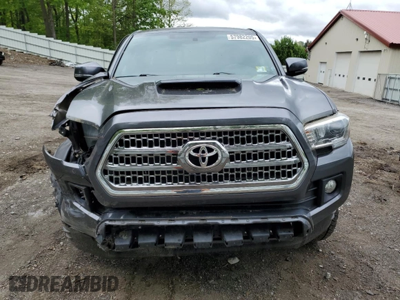 2017 Toyota Tacoma SR5 z VIN 3TMDZ5BN6HM017990, wystawiony jako Copart lot #57982205 z przebiegiem 51 890 mil mil oraz Szkoda całkowita • Salvage title. Historia ofert i sprzedaży dostępna na DreamBid. Obrazek 5.