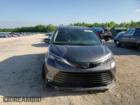 2025 Toyota Sienna XLE with VIN 5TDYRKEC8SS226844, listed as a Copart auction lot 52680175 with 2,600 mi miles and Salvage Title. Bid and sale history available at carsss.com. Image 14.