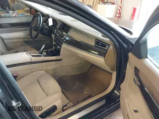 2013 BMW 7 Series 750i xDrive z VIN WBAYB6C56DC997904, wystawiony jako IAAI lot #42529968 z przebiegiem Nie podano mil oraz . Historia ofert i sprzedaży dostępna na DreamBid. Obrazek 5.