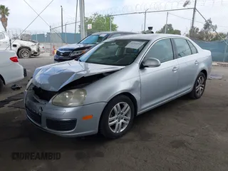 2005 Volkswagen Jetta z VIN 3VWDG71K15M636420, wystawiony jako IAAI lot #42243372 z przebiegiem 171 084 mil mil oraz . Historia ofert i sprzedaży dostępna na DreamBid. Obrazek 2.