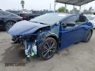 2023 Toyota Prius LE z VIN JTDACAAU8P3002445, wystawiony jako IAAI lot #42159749 z przebiegiem 18 510 mil mil oraz . Historia ofert i sprzedaży dostępna na DreamBid. Obrazek 2.